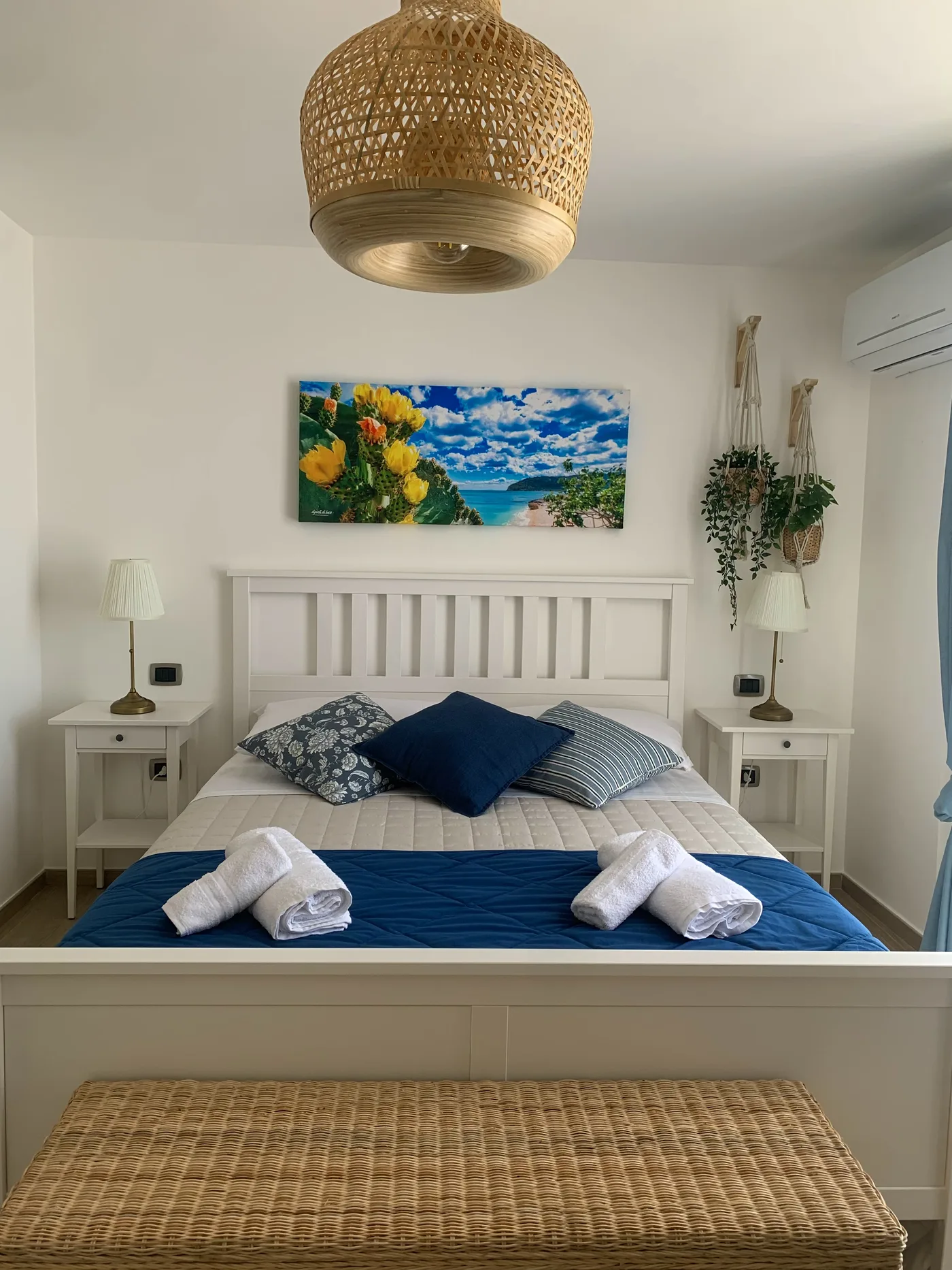 Letto matrimoniale con quadro dei fichi d'India