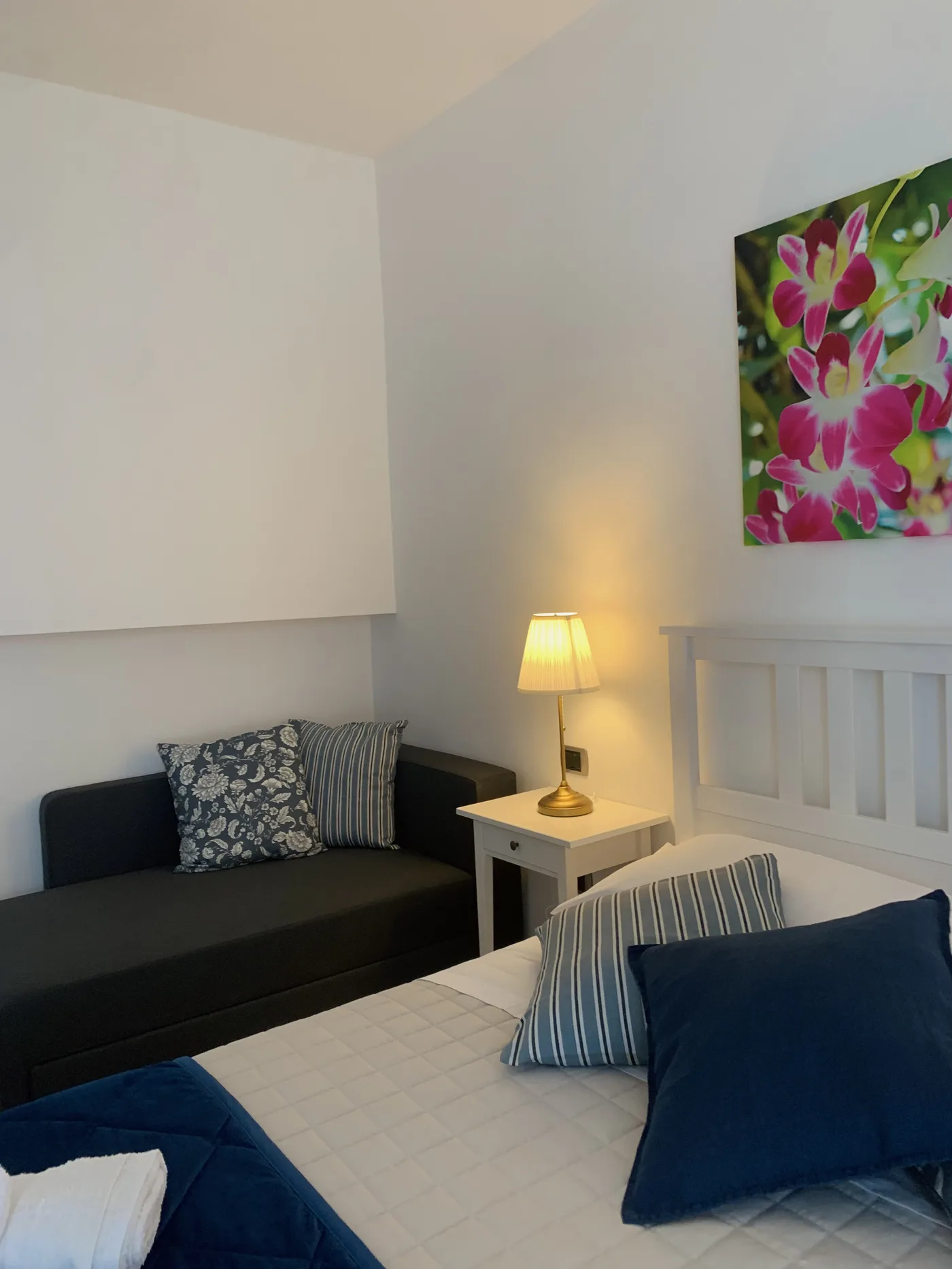 Divano letto con quadro di orchidee